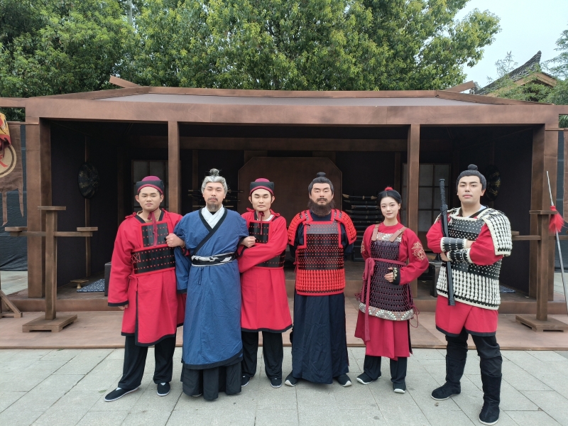 会展策划与管理学生演员活动（左一至左三）.jpg