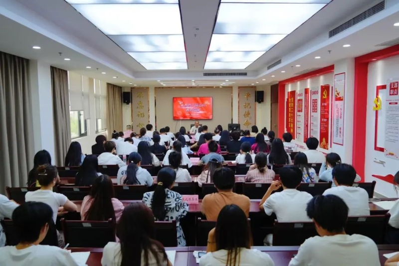 杨建平为师生代表讲授“形势与政策”课