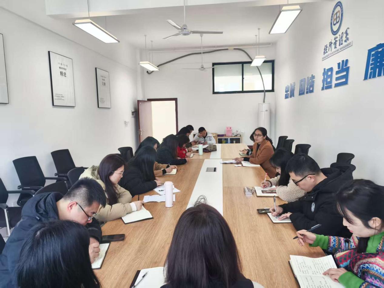 党建引领强根基 双融双促谱新篇 —— 经济管理系师生党支部召开专题党员大会