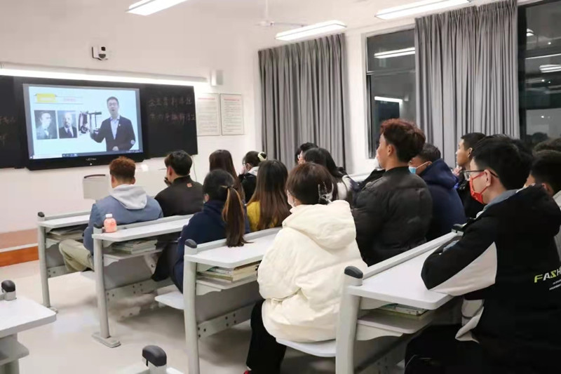 我校组织师生观看“开学第一课”