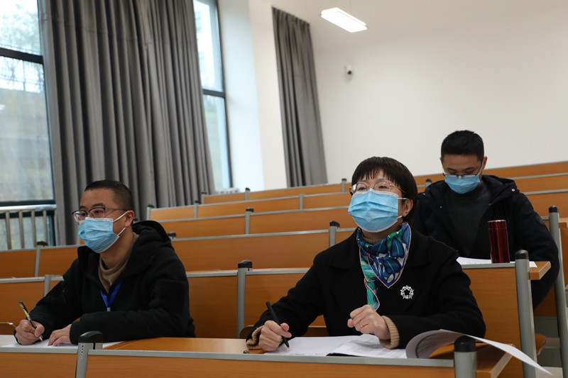 我校领导深入一线随堂听课