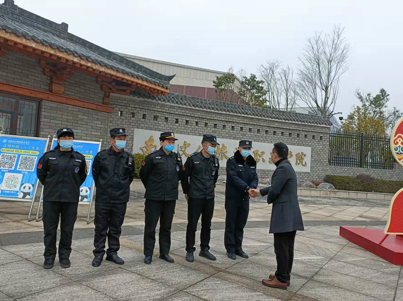 我校院领导大年初一慰问坚守岗位的教职员工
